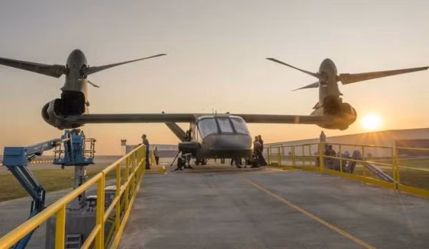 Trong tương lai, bộ đôi ăn ý tiêm kích trên hạm F/A-18 và trực thăng hải quân MH-60 vốn đã "cặp kè" cùng nhau hàng chục năm trên các tàu sân bay, tàu đổ bộ của Hải quân Mỹ sẽ sớm được thay thế bằng F-35 và V-280 Valor và quá trình này sẽ diễn ra sau năm 2020. Nguồn ảnh: Youtube.