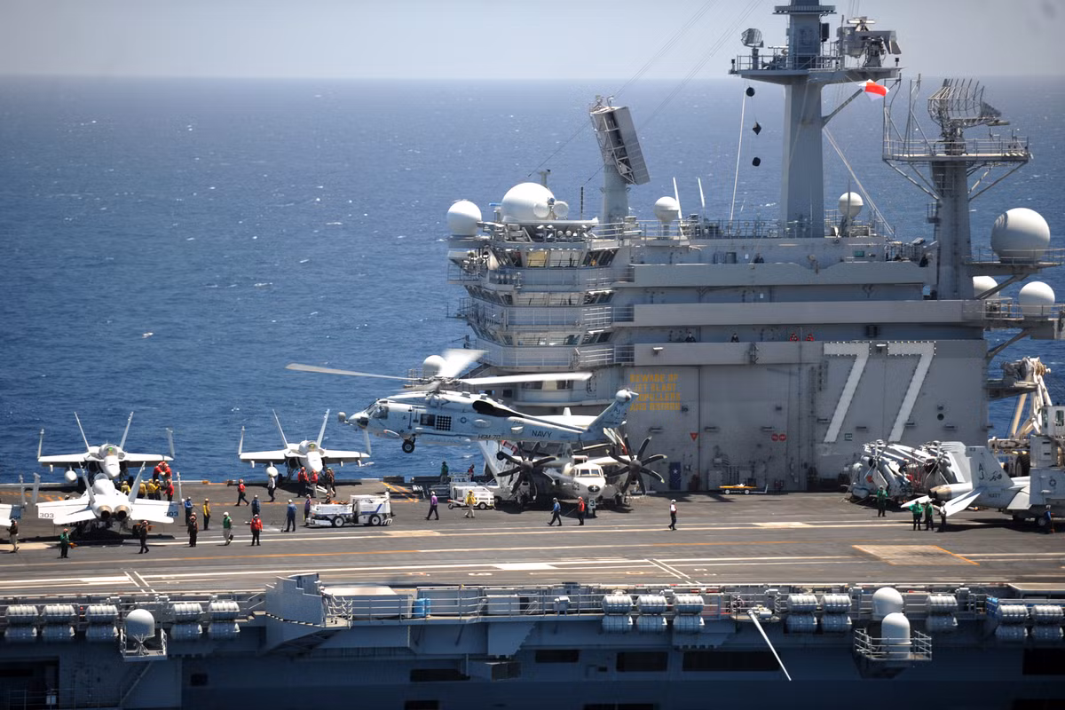 Giống với F/A-18, trực thăng MH-60 Seahawk cũng được coi là một trong những dòng trực thăng phổ biến nhất của Hải quân Mỹ. Ra đời từ năm 1979 và được nhập biên chế Hải quân suốt từ lúc đó tới nay, MH-60 cũng là một loại trực thăng đa năng, có thể đảm nhận nhiều vị trí và nhiều nhiệm vụ khác nhau. Nguồn ảnh: MH60.