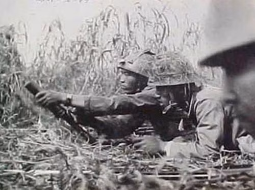 Tốc độ bắn tối đa của Type 89 vào khoảng 25 viên mỗi phút. Trong Quân đội Đế quốc Nhật, mỗi khẩu Type sẽ được sử dụng bởi một tổ 3 người, trong số này sẽ có một người là xạ thủ chính điều khiển Type 89, một nạp đạn và một cảnh giới. Nguồn ảnh: Pinterest.