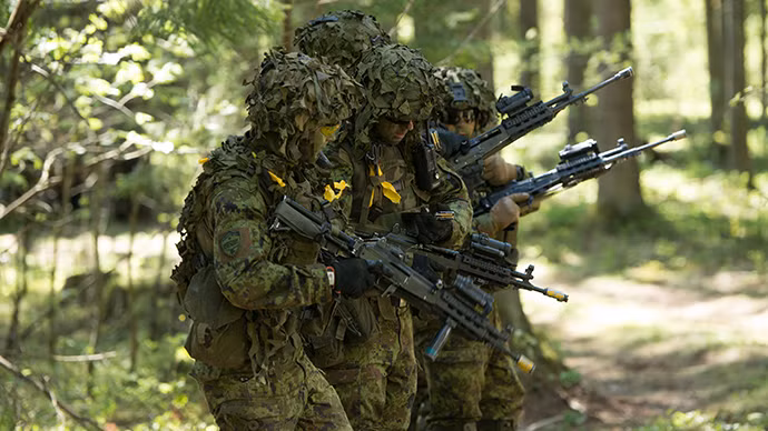 Là một thành viên của NATO nhưng Estonia lại chỉ có... 5000 quân thường trực và khoảng 30.000 quân sự bị. Số lượng quân này của Estonia là quá mỏng và ít dù trang bị có phần hiện đại. Nguồn ảnh: RT.