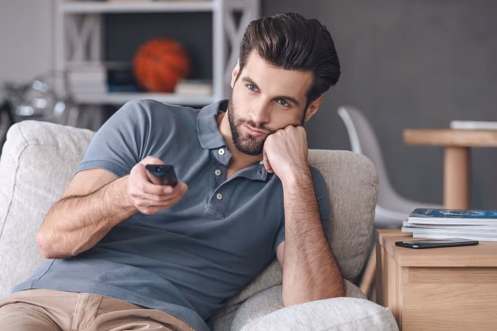 Xem TV nhiều khiến bạn dành ít thời gian cho các hoạt động thể chất cũng như rèn luyện trí óc, làm tăng tỷ lệ mắc bệnh thừa cân, tiểu đường loại 2 và tăng tốc độ mất trí nhớ. Bạn có thể từ bỏ thói quen xấu này bằng cách cố gắng duy trì thời gian xem TV khoảng hai giờ mỗi ngày và đảm bảo bạn có thể tập thể dục ít nhất 30 phút cũng như không ăn vặt khi xem TV, bạn sẽ đốt cháy nhiều calo hơn, trở nên cân đối hơn và giảm tỷ lệ mắc các vấn đề sức khỏe liên quan một cách nhanh chóng.