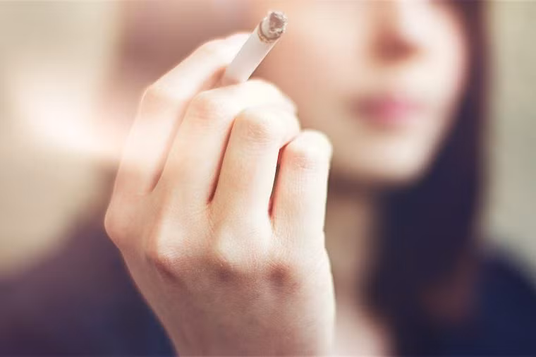 Thói quen hút thuốc lá làm tăng tỷ lệ mắc bệnh đau tim, đột quỵ và huyết áp cao, trên hết có thể gây ra hoặc làm nặng thêm các vấn đề về hô hấp như viêm phế quản và hen suyễn. Bỏ hút trong vòng một tháng, phổi của bạn sẽ hoạt động tốt hơn và bạn sẽ ho ít hơn và bớt khó thở hơn. Hành trình cai thuốc vô cùng khó khăn vì vậy bạn hãy lên kế hoạch bỏ thuốc với sự giúp đỡ của bác sĩ, xem xét một số loại thuốc giúp ngừng hút thuốc như Buprion và varenicline, hoặc một miếng dán nicotine hay kẹo cao su.