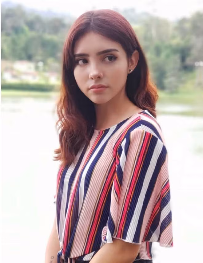 Sinh ra trong gia đình không có truyền thống thể thao song hot girl bắn cung Giraldo sớm bộc lộ năng khiếu và niềm yêu thích dành cho cây cung. Sở thích này được bố mẹ cô ủng hộ và tạo điều kiện thuận lợi nhất để con gái phát huy tài năng. "'Hãy làm những gì con yêu thích và khiến bản thân cảm thấy hạnh phúc', bố mẹ luôn nói với tôi như vậy", Giraldo chia sẻ trong một lần phỏng vấn.