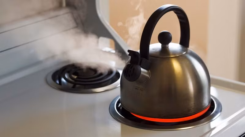 Nước: Nhiều người có thói quen đun đi đun lại nước uống nhiều lần mà không hề biết rằng, việc làm này có thể gây hại đến sức khỏe. Các hàm lượng kịm loại nặng không tốt cho sức khỏe như chì, candimium và nitrat khi đun lại nhiều lần sẽ trải qua quá trình thủy phân. Khi nước bốc hơi liên tục cũng là lúc hàm lượng chất kể trên tăng lên, khi hấp thu vào cơ thể sẽ gây nguy hại đến sức khỏe. Ảnh: RTE.