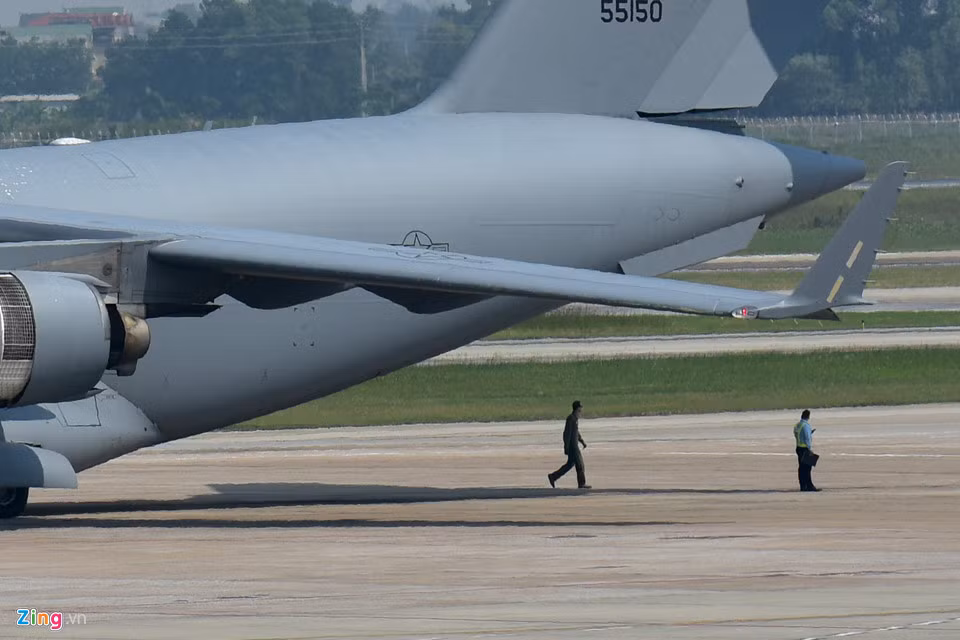 Boeing C-17 Globemaster III là máy bay vận tải quân sự hạng nặng ra mắt năm 1993, được phục vụ trong không quân Mỹ và một số nước khác. C-17 có chiều dài 53 m và sải cánh rộng 52 m, có thể mang được 78 tấn hàng hoá hoặc 158 người.