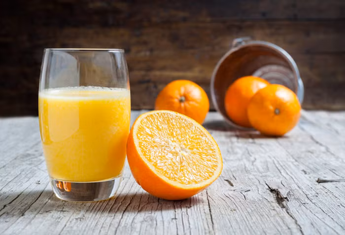 Nước cam: Việc bổ sung vitamin C trong nước cam là cách tốt nhất để điều trị cũng như ngăn ngừa bệnh nhiệt miệng. Không những thế, vitamin C còn có tác dụng tăng cường hệ miễn dịch giúp cơ thể chống lại một số bệnh truyền nhiễm. Uống 2 cốc nước cam mỗi ngày để bổ sung đủ lượng vitamin C cần thiết cho cơ thể. Ảnh: Shutterstock.