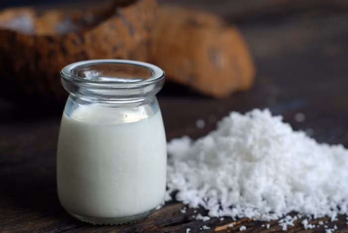 Sữa dừa: Sữa dừa có công dụng giảm đau nhiệt miệng nhanh chóng giúp bạn hoàn toàn có thể ăn uống bình thường. Súc miệng bằng sữa dừa vài phút sau đó rửa sạch miệng bằng nước ấm. Bạn có thể thực hiện 3-4 lần một ngày. Ảnh: Shutterstock.
