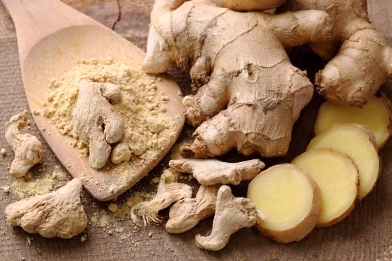 Một phương thuốc tự nhiên khác chính là gừng. Theo một nghiên cứu, gừng "ngăn chặn sự hình thành các hợp chất gây viêm - prostaglandins và leukotrienes". Ảnh: BDT.