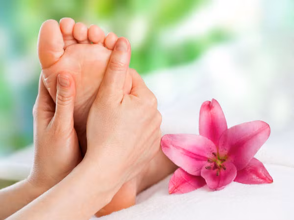 3. Massage: Massage chuyên nghiệp, tập trung vào cơ thể, mặt, bàn tay và bàn chân của bạn cũng có thể giúp kích thích sản xuất các tế bào mới hơn ở những khu vực này và làm chậm quá trình thoái biến tế bào, dấu hiệu lão hóa như nếp nhăn và sạm da. Ảnh: Boldsky.