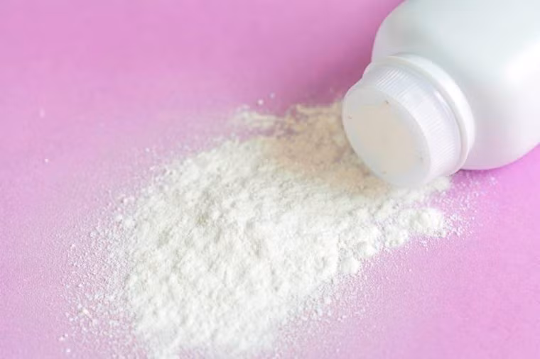 Phấn rôm cho trẻ em: Các chuyên gia khuyên các bậc phụ huynh không nên dùng phấn rôm để ngăn ngừa hăm tã cho bé. Những sản phẩm này thường có thể gây kích ứng da của bé. Ảnh: Shutterstock.
