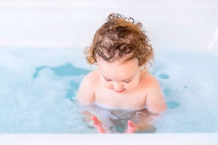 Sữa tắm nhiều bọt: Hãy nhớ rằng da của bé rất mỏng manh và nhạy cảm. Những loại sữa tắm tạo bọt có thể làm khô da của em bé và khiến chúng cảm thấy ngứa ngáy. Ảnh: Shutterstock.