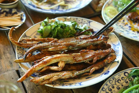 Các món từ con dông: Con dông hiện nay là đặc sản Ninh Thuận nổi tiếng vì độ thơm ngon đặc biệt. Dông được chế biến thành rất nhiều món ăn khác nhau như: dông nướng, gỏi dông, dông xào sả ớt,…Cách chế biến món gỏi dông và dông nướng rất thơm ngon và hấp dẫn. Ảnh: Dulich24.