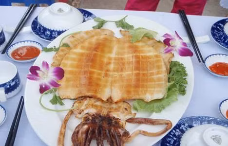 Mực một nắng: Mực một nắng của Phan Rang có vị thơm, mềm và ngọt bởi cái vị rất riêng của biển Ninh Thuận. Du khách trong và ngoài nước mỗi khi đến đây đều không thể bỏ qua đặc sản tuyệt vời này. Thưởng thức món mực một nắng nướng, du khách sẽ cảm nhận được cái nắng, cái gió và vị mặn mòi của biển Ninh Thuận. Ảnh: TTDL.