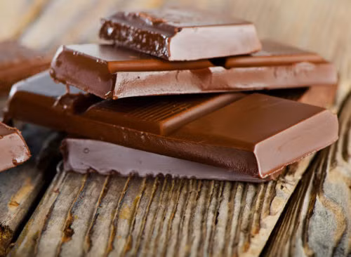 Socola tạo ra cảm giác hưng phấn: Socola chứa hoá chất tryptophan mà não sử dụng để tạo ra serotonin. Hàm lượng serotonin cao có thể tạo ra cảm giác hưng phấn, thậm chí là phê. Ảnh: Eatthis.