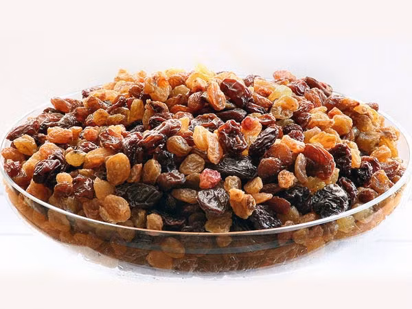 Các loại trái cây sấy khô như nho khô, mơ, và chà là giàu chất sắt, vitamin và chất xơ. Ảnh: Boldsky.