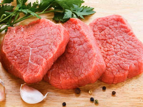 Thịt bò, thịt cừu, thịt gà và gan là những thực phẩm làm tăng mức máu trong cơ thể nhanh chóng. Ảnh: Boldsky.