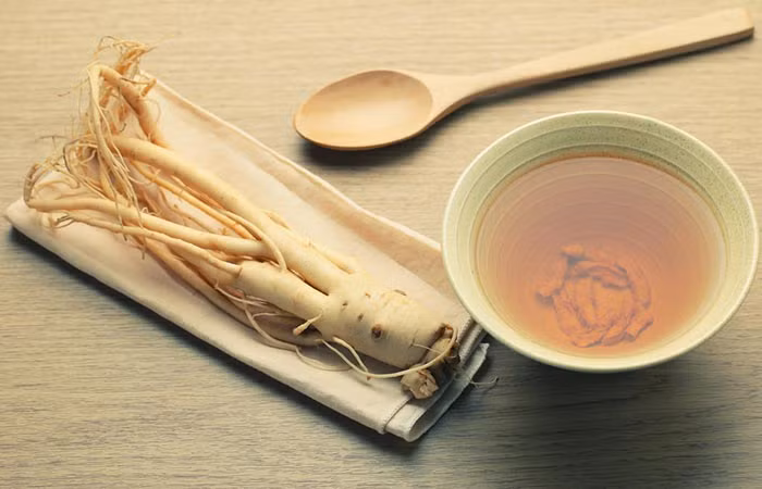 3. Nhân sâm: Nhân sâm là một dược thảo chứa các hợp chất ginsenosides giúp phòng chống tổn thương gan, giải độc tính của gan, xơ gan và gan nhiễm mỡ. Để gan khỏe mạnh, bạn có thể dùng 2 chén trà nhân sâm mỗi ngày. Ảnh: Shutterstock.