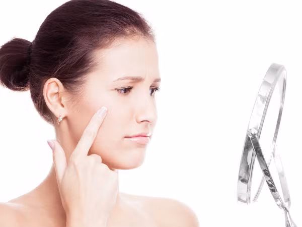 Làm đẹp da: Cà chua chứa hàm lượng vitamin C cao cần thiết cho quá trình tổng hợp collagen của cơ thể. Do đó, khi bạn bổ sung collagen bằng cách ăn cà chua thì cấu trúc da sẽ săn chắc hơn, độ đàn hồi cũng được cải thiện đáng kể. Điều này giúp hạn chế nếp nhăn cũng như lão hóa tốt hơn. Ảnh: Boldsky.