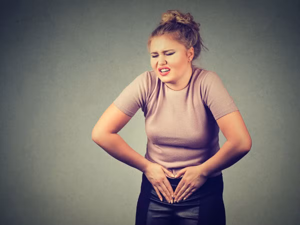 Ngăn ngừa nhiễm trùng tiết niệu: Cà chua có hàm lượng nước rất cao nên có tác dụng bổ sung nước đầy đủ hơn, hạn chế tình trạng cơ thể mất nước. Một khi cơ thể bị mất nước thì nguy cơ bị nhiễm trùng đường tiểu là rất cao. Do vậy, bạn nên bổ sung cà chua vào bữa ăn hàng ngày để giảm nhiễm trùng đường tiểu hiệu quả. Ảnh: Boldsky.