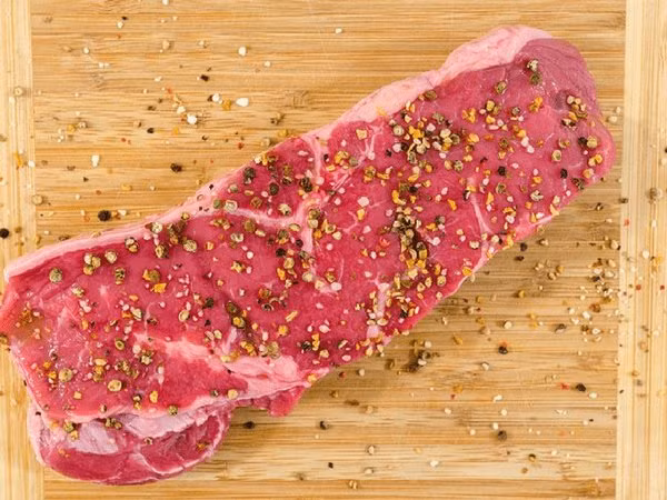 Hạt tiêu chứa ít calo nên bạn hãy thêm nó vào chế độ ăn kiêng. Một thìa cà phê tiêu đen chỉ chứa 8 calo. Ảnh: Boldsky.