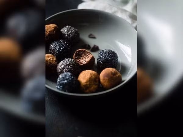 Socola đen được chứng minh có nhiều lợi ích cho tim. Nó cũng cung cấp các polyphenol chống bệnh tật và có thể giúp giảm cân. Ảnh: Boldsky.