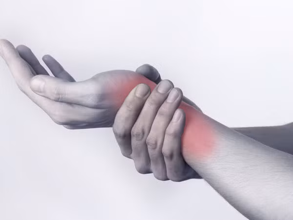 Chống viêm: Muối tỏi là một chất chống viêm hiệu quả nên loại gia vị này được sử dụng khá rộng rãi để điều trị các rối loạn viêm như viêm phế quản và viêm mũi. Các hợp chất chứa lưu huỳnh có trong tỏi tạo nên thuộc tính chống viêm của muối tỏi. Ảnh: Boldsky.
