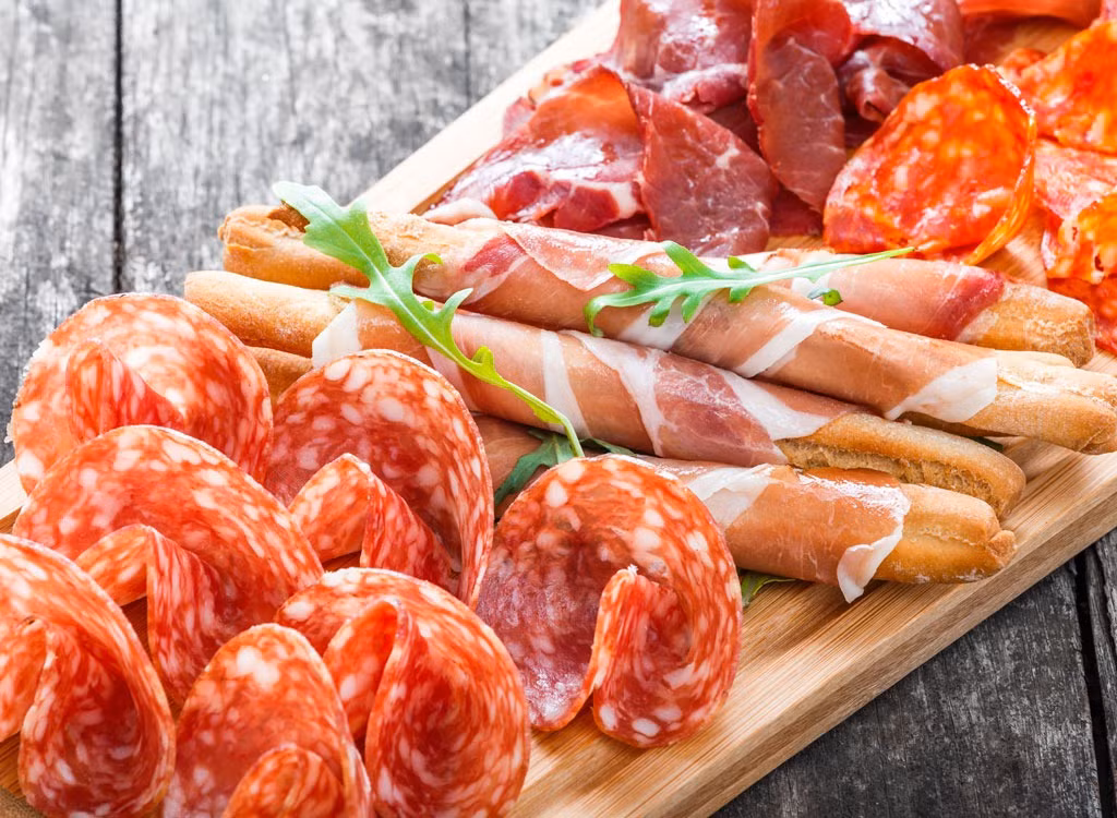 3. Thịt khô, cá khô, xúc xích khô (salami), lạp xưởng, đùi lợn muối: Khi phát hiện nấm mốc trên bề mặt salami, thịt khô, cá khô hay lạp xưởng… bạn có thể rửa sạch nấm mốc hoặc cắt bỏ nó và lại tiếp tục ăn được những phần chưa bị mốc. Ảnh: Eatthis.