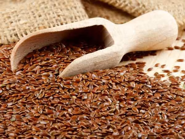 Dầu hạt lanh: Hạt lanh và dầu hạt lanh có chứa chất béo cần thiết gọi là Omega 3 có thể giúp giảm sưng và viêm. Đây cũng là một trong những thực phẩm giúp giảm lượng axit uric trong cơ thể hiệu quả. Ảnh: Boldsky.
