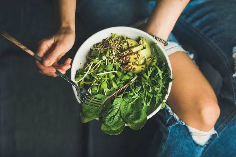 Ăn rau bina (cải bó xôi) hai lần một tuần: Các nghiên cứu cho thấy rằng lutein, một chất dinh dưỡng đặc biệt có trong rau bina, có thể ngăn ngừa thoái hoá điểm vàng và đục thủy tinh thể, đồng thời cải thiện thị lực của bạn. Ảnh: Shutterstock.