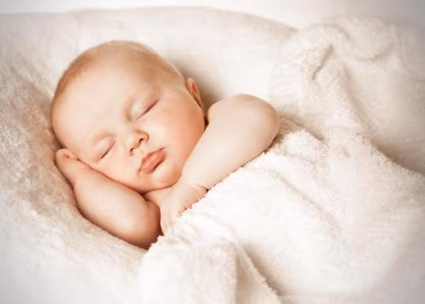 Giúp ngủ ngon và sâu hơn: Một ly sữa nóng trước khi ngủ khoảng 2 tiếng sẽ dễ đưa bạn vào giấc ngủ và ngủ sâu hơn. Vì trong thành phần sữa tươi có Truytophan, một axit amin cần thiết để sản xuất ra các chất kích thích giấc ngủ là Serotonin và melatonin, giúp bạn nhanh chóng đi vào giấc ngủ và điều hòa giấc ngủ được ổn định. Ảnh: Independent.