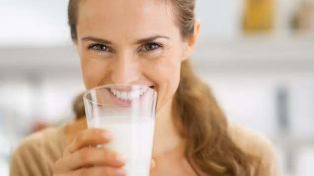 Tăng khả năng hấp thu: Có tới gần 80% protein trong sữa có chứa phốt pho hay còn được gọi là casein - một loại protein hoàn chỉnh. Bình thường việc uống sữa trong ngày sẽ vẫn từ từ giúp bạn hấp thụ được các protein, nhưng khi bạn uống sữa vào buổi tối sẽ cung cấp cho cơ thể những cơ hội tốt nhất và cho sự hấp thụ tối đa. Ảnh: Kinja-img.