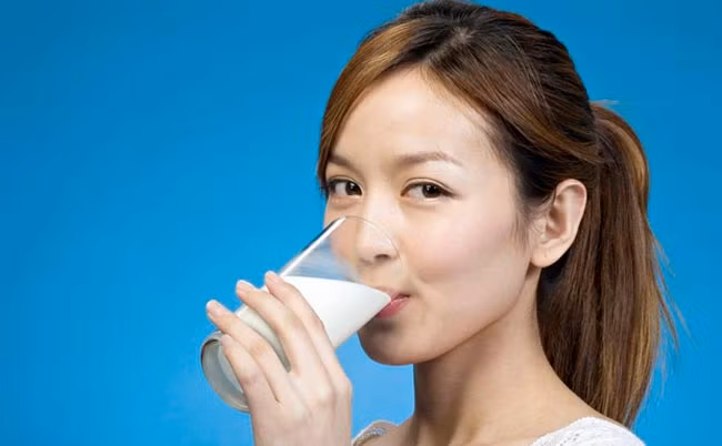 Ngoài ra, sữa là rất giàu protein sẽ giúp đốt cháy lượng mỡ thừa và điều quan trọng nữa là khi uống sữa vào ban đêm thì sáng hôm sau thức dậy bạn sẽ không có cảm giác bị đói. Thời điểm nên uống sữa thích hợp là uống trước 2 giờ, trước khi ngủ. Ảnh: Medianp.
