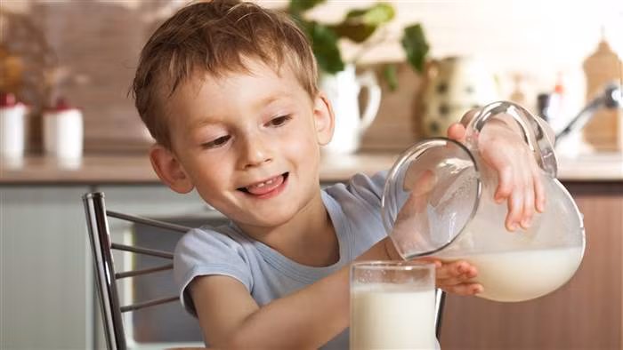 Phát triển chiều cao cho trẻ: Trẻ đang trong độ tuổi lớn, đừng quên cho trẻ uống một ly sữa trước khi đi ngủ. Việc uống một ly sữa trước khi đi ngủ tương đương với việc trẻ sẽ nhận được khoảng 300g can-xi. Trong khi đó can-xi lại là dưỡng chất có giá trị nhất cho quá trình tăng trưởng của xương phát triển, chúng giúp trẻ ngày một cao lớn và thông minh hơn. Ảnh: Today.