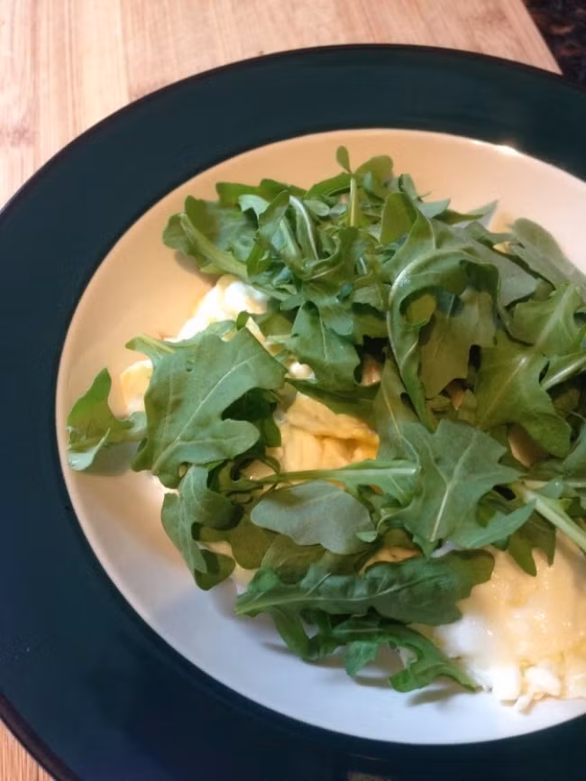 Trứng chiên xà lánh rocket: Trứng chiên với rau xanh là một nguồn cung cấp protein và vitamin tuyệt vời. Ảnh: Instagram.