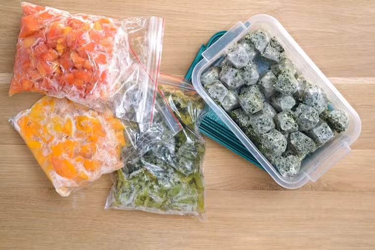 Rã đông thực phẩm đông lạnh bằng cách đun trên bếp: Việc đun nóng thực phẩm đông lạnh trên bếp có lẽ là thủ phạm lớn nhất khiến chúng tan đông không an toàn. Các chuyên gia khuyên rằng chúng ta nên sử dụng nước lạnh rã đông và thay nước mỗi nửa giờ. Ảnh: Shutterstock.