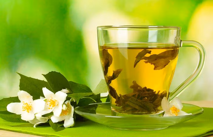 Trà xanh: Trà xanh có công dụng thần kỳ đẩy nhanh quá trình trao đổi chất và tiêu hao năng lượng đáng kể. Nếu ăn nhiều chất béo bạn có thể uống 1 cốc trà xanh để giải phóng mỡ thừa, giúp bạn nhanh chóng giảm cân. Trà xanh có thể giúp đốt cháy 100 calo mỗi ngày nếu bạn uống từ 2 -3 cốc đều đặn. Ảnh: Shutterstock.