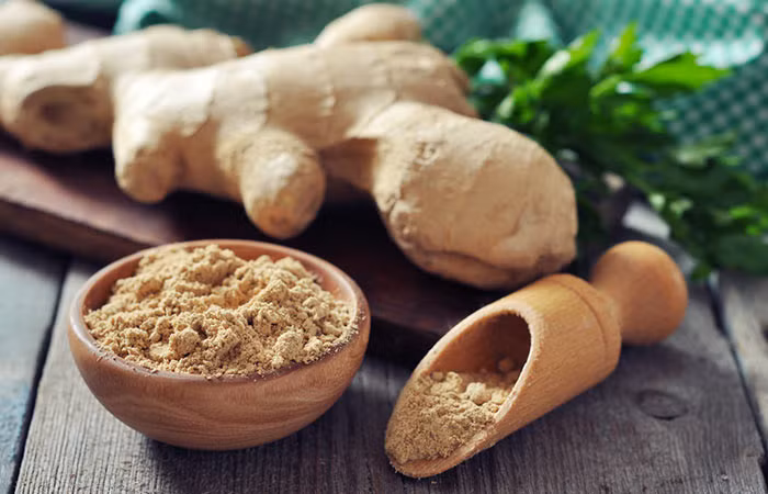 Gừng: Gừng không chỉ giúp cho hệ tiêu hóa khỏe mạnh mà còn giúp tăng nhiệt độ cơ thể và đốt cháy chất mỡ thừa. Gừng nên kết hợp với các món ăn hàng ngày để hỗ trợ quá trình giảm cân. Ngoài ra, bạn có thể pha 1 thìa bột gừng vào cốc nước nóng để thành trà gừng. Bạn cũng có thể kết hợp 1 thìa quế, 1 thìa gừng đun nóng với nước khoảng 1 -2 phút để uống giảm cân nhanh chóng. Ảnh: Shutterstock.