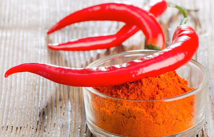 Ớt: Ớt có chứa hàm lượng lớn capsaicin, là chất có tác dụng phát huy sự kìm hãm phát triển của các tế bào mô mỡ. Vì thế mà nó thúc đẩy nhanh chóng quá trình đốt cháy mỡ thừa và năng lượng. Vì thế mà ớt giúp chúng ta giảm cân nhanh chóng. Bên cạnh đó ớt còn mang lại sự cay nóng gay gắt, chính vì sự cay nóng đó mà ớt mà đã được chứng minh là gia vị giúp chúng ta giảm cân hiệu quả. Ảnh: Shutterstock.