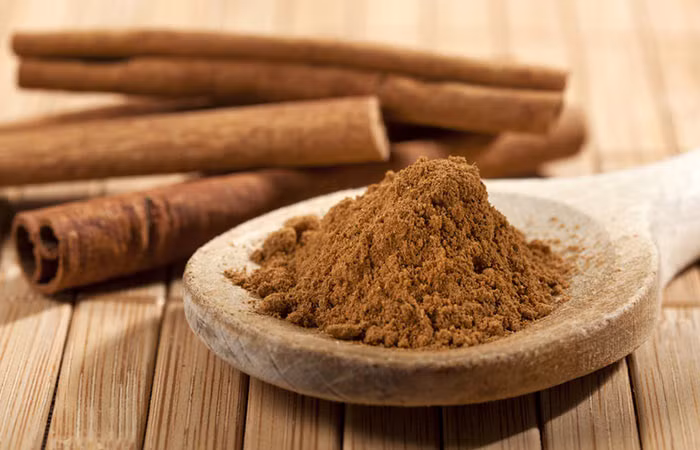 Quế: Quế có hàm lượng isulin kích thích enzim chuyển hóa carbohydrat trong cơ thể. Do đó, quế giúp điều chỉnh lượng đường trong máu và tăng sự trao đổi chất để duy trì cơ thể. Bạn nên bổ sung vào chế độ bằng cách bỏ quế bào thức ăn như: ngũ cốc ăn sáng, cafe... Hoặc cách giảm cân bằng thảo dược đơn giản mà hiệu quả nhất là quế kết hợp với mật ong và nước ấm tạo thành cốc trà nóng dễ uống vào mỗi buổi sáng. Ảnh: Shutterstock.