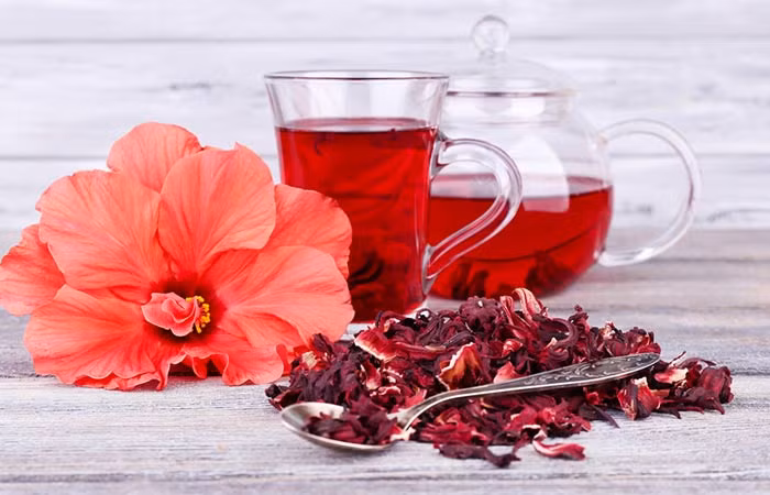 Trà hoa dâm bụt: Thảo dược này có chứa chất ức chế enzyme và giúp sản xuất amylase, một chất có khả năng phân hủy tinh bột đường, giúp tránh được tình trạng tích trữ calo gây tăng cân. Bạn lấy cánh hoa dâm bụt phơi khô. Mỗi lần nấu cho 2-4 muỗng hoa dâm bụt khô vào nước nấu sôi trong 10-20 phút, hoặc có thể ngâm trong nước sôi và lọc bỏ bã lấy nước. Uống mỗi ngày như các loại trà khác. Ảnh: Shutterstock.