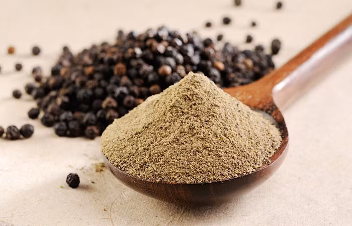 Tiêu đen: Hạt tiêu đen có hợp chất piperine thúc đẩy sự trao đổi chất trong cơ thể. Hơn nữa, tiêu đen có thể giúp ích cải thiện hệ thống tiêu hóa và đốt cháy lượng chất béo nhanh hơn, cũng như ngăn ngừa sự hình thành chất béo trong cơ thể. Hạt tiêu đen có thể cho thêm vào các loại salad, thịt. Lưu ý chỉ nên bỏ hạt tiêu vào khi thức ăn đã chín để không làm mất đi hương vị thức ăn và không làm giảm hiệu quả đốt cháy mỡ thừa của tiêu. Ảnh: Shutterstock