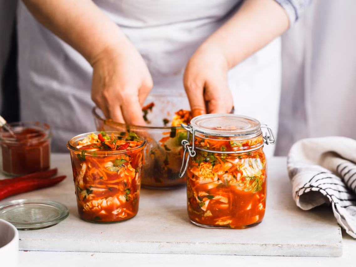 Rau dưa và thực phẩm lên men có thể hỗ trợ tiêu hóa như miso, kimchi sẽ lên ngôi trong năm tới, theo BBC. Ảnh: Insider.