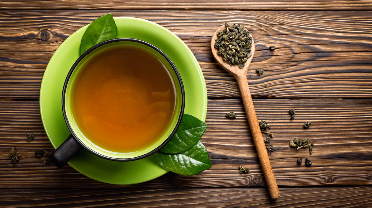 Trà xanh: Cũng như các tế bào bình thường, tế bào ung thư cũng cần tiếp thêm năng lượng, để có thể chuyển hóa và tiếp tục phát triển, nhân lên. Trà xanh có tác nhân sinh học, làm thay đổi cơ chế trao đổi chất của tế bào ung thư khiến chúng không thể trao đổi chất và sẽ chết đi. Nhiều nghiên cứu cho thấy uống 2-3 tách trà xanh/ngày giảm nguy cơ tấn công các tế bào khối u đến 50%. Ảnh: Healthline.