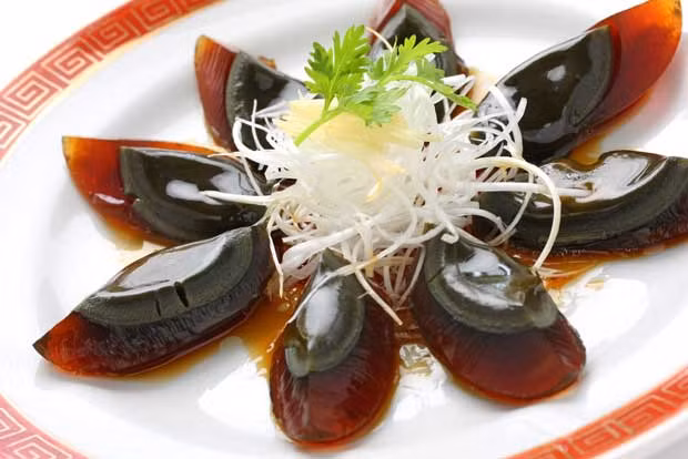 Hiện, trứng đen “thế kỷ” trở nên phổ biến và được sản xuất hàng loạt, thậm chí có sẵn ở các cửa hàng tạp hóa của Trung Quốc và nằm trong danh sách những món ăn châu Á phải thử, cùng với súp chân gà hay canh rắn khi bạn tham gia các tour du lịch Trung Quốc. Ảnh: Squarespace.