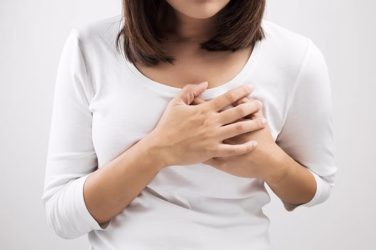 Giảm hoặc tăng cân đột ngột: Khi giảm hoặc tăng cân, ngực là vùng đầu tiên phản ứng với sự thay đổi này của cơ thể. Trong thời gian đầu bạn có thể thấy các vết rạn hoặc sưng đỏ, tuy nhiên điều này là hoàn toàn bình thường. Hãy bộ ngực từ từ làm quen với việc thay đổi kích cỡ. Ảnh: Internet.
