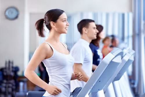 Đau ngực do tập thể dục quá sức: Tập thể dục quá sức và không dùng áo nâng ngực khi tập luyện là hai nguyên nhân đau ngực phổ biến. Luôn luôn mặc áo ngực thể thao (sport bra) chất lượng để tránh ngực vận động quá nhiều. Ảnh: Internet.