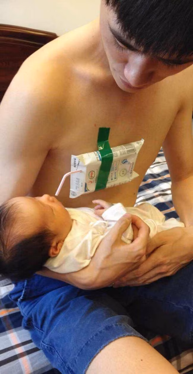 Mẹ vắng nhà thì bố cũng có thể cho con bú. Ảnh: BS.