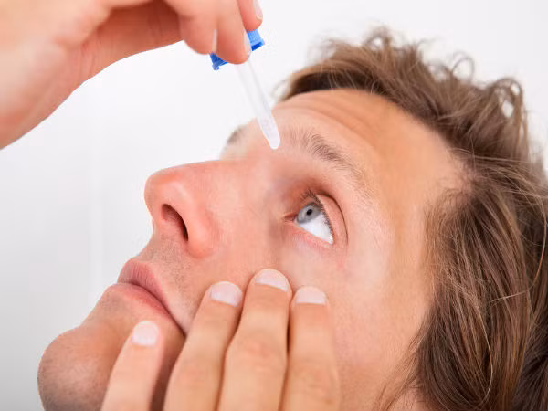 Nếu bạn đang bị khô mắt, hãy thêm dầu hạt lanh vào chế độ ăn uống để cải thiện tình trạng này. Ảnh: Boldsky.