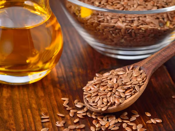 Hạt lanh nhỏ, màu nâu, hoặc vàng, là những nguồn giàu nhất của axit béo omega-3 thực vật và nhiều khoáng chất tốt. Dầu hạt lanh có vô số lợi ích sức khoẻ và bạn sẽ ngạc nhiên khi biết về những điều này. Ảnh: Boldsky.