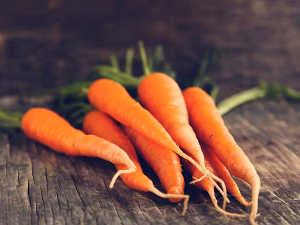 Cà rốt: Cà rốt có nhiều vitamin A và C, hai loại vitamin cần thiết cho sức khoẻ xương. Chúng giúp bảo vệ canxi trong xương và khuyến khích sự phát triển xương. Khi ăn ít nhất ba củ cà rốt mỗi ngày giúp tăng chiều cao và tăng trưởng thân thể. Ảnh: Boldsky.